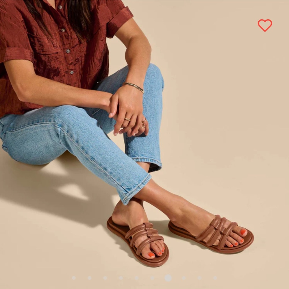 OluKai tiare leather slides
